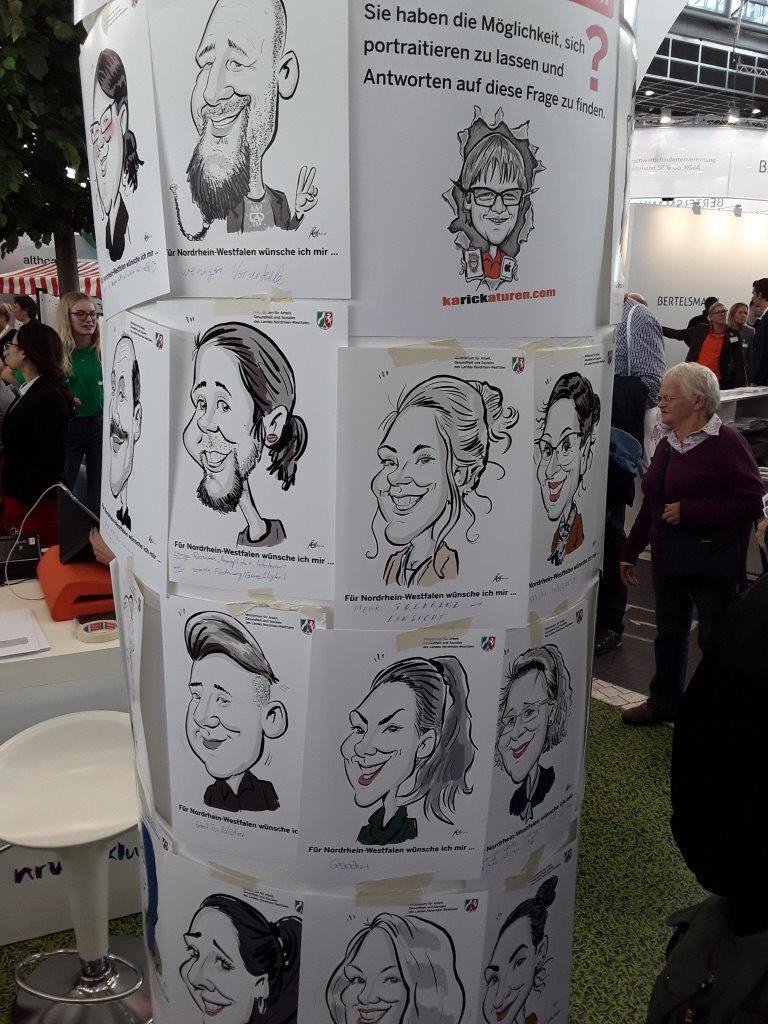 Karikaturen an der Litfaßsäule (Foto: ginko Stiftung für Prävention)