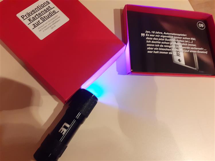 mit UV Licht Hinweise finden