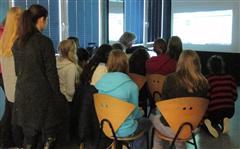 Mädchen arbeiten mit einer App