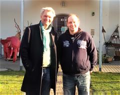 Einrichtungsleitung Stefan Fleuth und ein Bewohner des Hauses Engelbert