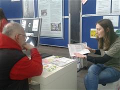 Praktikantin Nathalie Zimmermann stellt die Angebote der Fachstelle vor