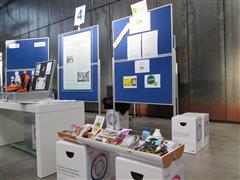 Der Stand der Fachstelle mit Schadstoffzigarette und Alkoholkoffer