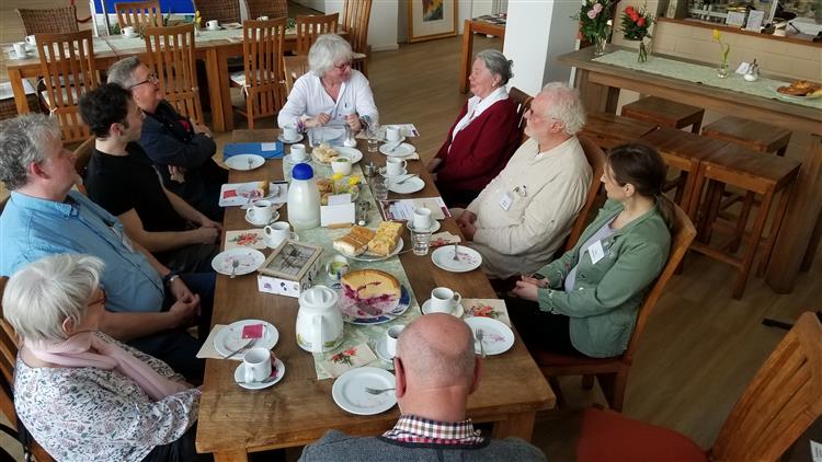 Gesprächen über das Altern bei Kaffee und Kuchen