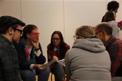 Kleingruppe bei einer Übung zu Wahrnehmungsgewohnheiten