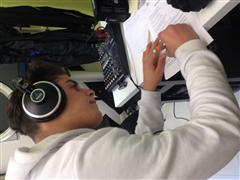 Intensive Arbeit am Text für den HipHop-Track