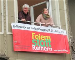 Deike Kranz und Norbert Kathagen von der Fachstelle für Suchtvorbeugung  waren während der Aktionstage "Feiern statt Reihern"  in Mülheim aktiv.