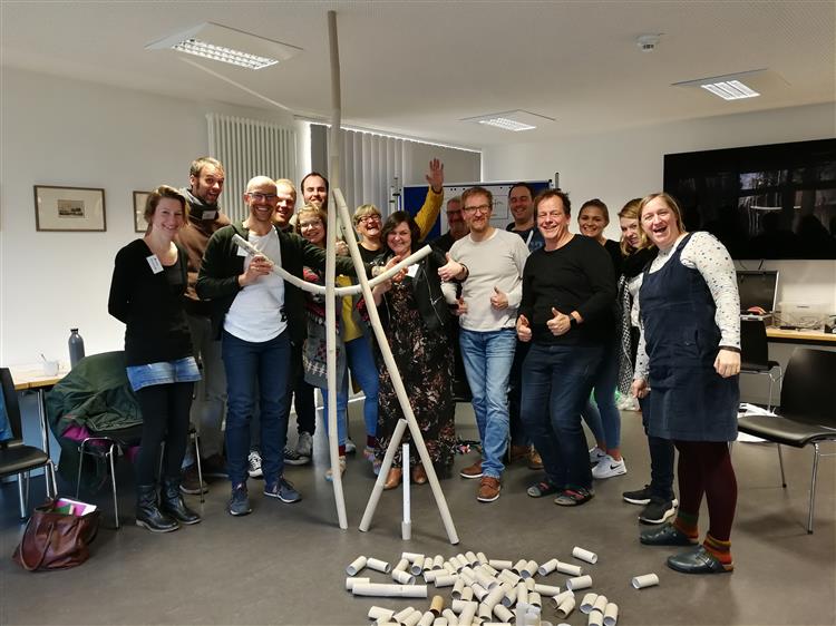 Teamspirit - die Gruppe trägt (Foto: PetraNachbar)