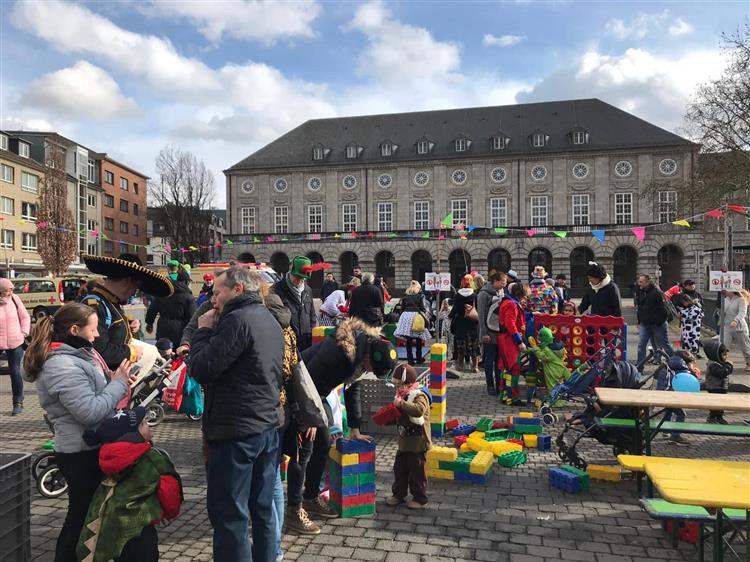 "Familienfreundliche Zone" während des Rosenmontagsumzugs in Mülheim