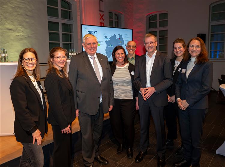 Minister Karl-Josef Laumann (Mitte links) und Burkhard Blienert, Bundesdrogenbeauftragter (Mitte rechts)