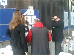 Lehrerinnen und Lehrer am Stand der Fachstelle experimentierten mit den Rauschbrillen