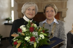 Mülheims Oberbürgermeisterin Dagmar Mühlenfeld (rechts) gratuliert Ellen Grossmann-Hensel