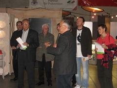 B. Liebetrau erläutert die Ausstellung