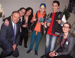 Landrat Dr. Ralf Niermann beglückwünscht Nura, Despina, Jason-Lee und Gian-Luca von „Level 5“ zu ihrem Rapvideo.