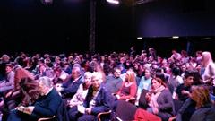 gespanntes Publikum vor dem Start des Theaterstückes