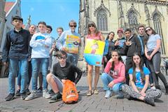 Achtklässler des Ratsgymnasiums werben mit Musiklehrer Georg Berka und Brigitte Klute von der städtischen Drogenhilfe für die Teilnahme an Schüleraktionen zum Weltnichtrauchertag. Foto: Stadt Münster Achtklässler des Ratsgymnasiums werben mit Musiklehrer Georg Berka und Brigitte Klute von der städtischen Drogenhilfe für die Teilnahme an Schüleraktionen zum Weltnichtrauchertag. Foto: Stadt Münster