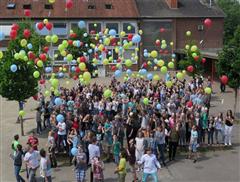 Luftballons mit Botschaften zum Nichtrauchen stiegen an der Gesamtschule Wesel in die Luft