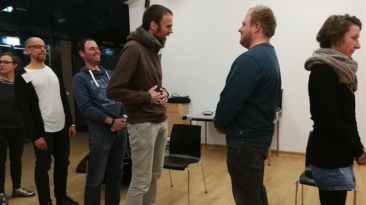 Kooperative Übungen zu Kraft, Geschicklichkeit und Vertrauen (Foto: Petra Nachbar)