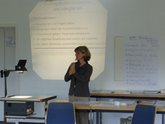 Hier rundet theoretischer Input die in Kleingruppen gemachten praktischen Erfahrungen ab