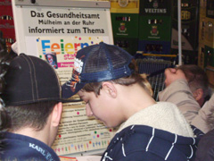 Zahlreiche Jugendliche informierten sich über die Mülheimer Kampagne 'Feier statt reihern'