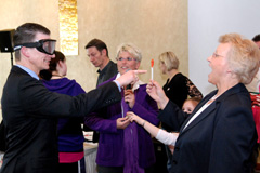 Michael Hull testet Rauschbrille (Foto Wiemers)